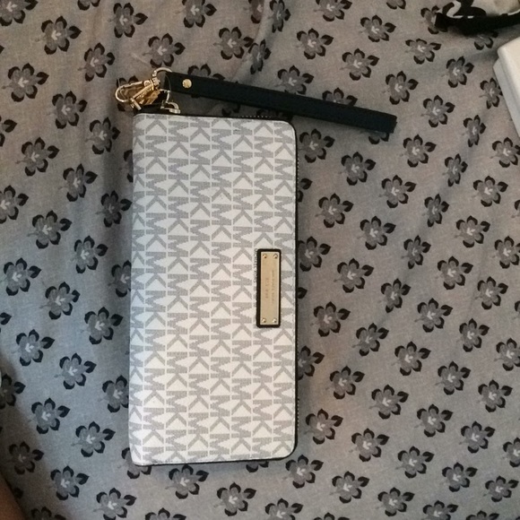Michael Kors Wallet - Picture 1 of 4